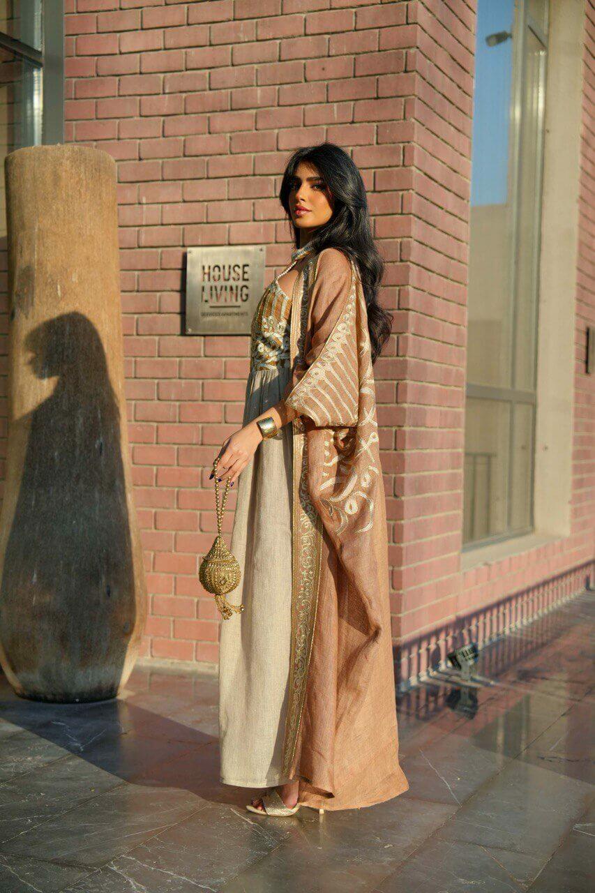 عباية بشت جمل مع فستان رمادي من قماش الكتان الجملي مع تطريز حروف