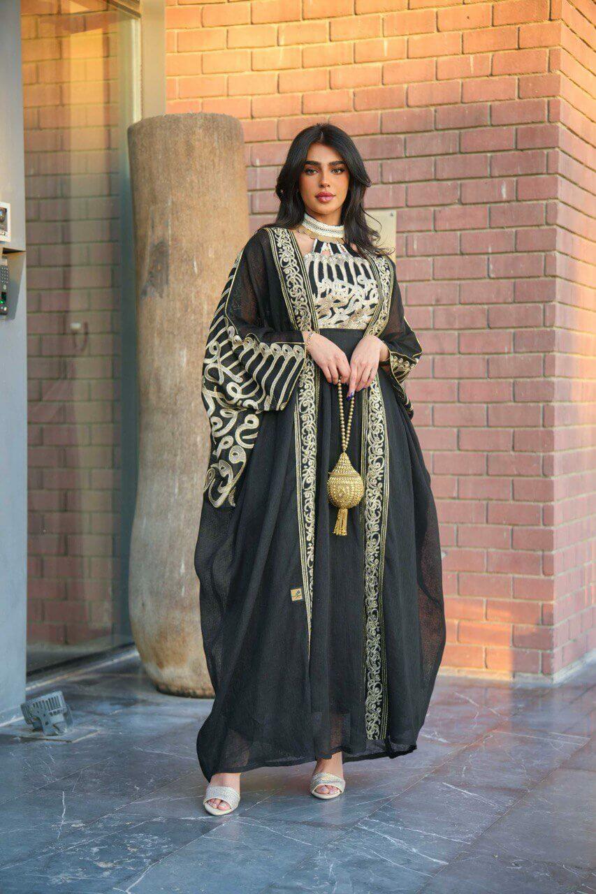 عباية بشت سوداء مع فستان أسود من الخيش مطرز بحروف
