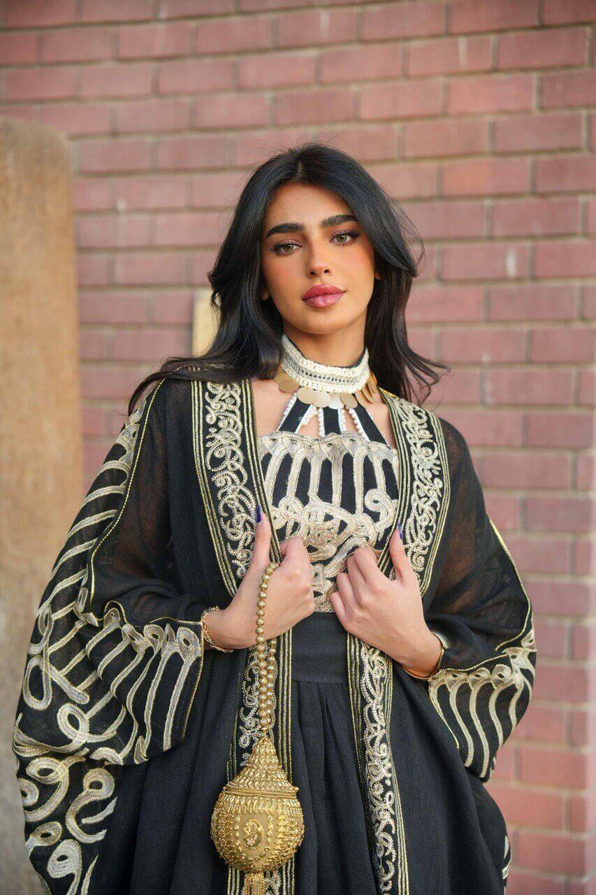 عباية بشت سوداء مع فستان أسود من الخيش مطرز بحروف