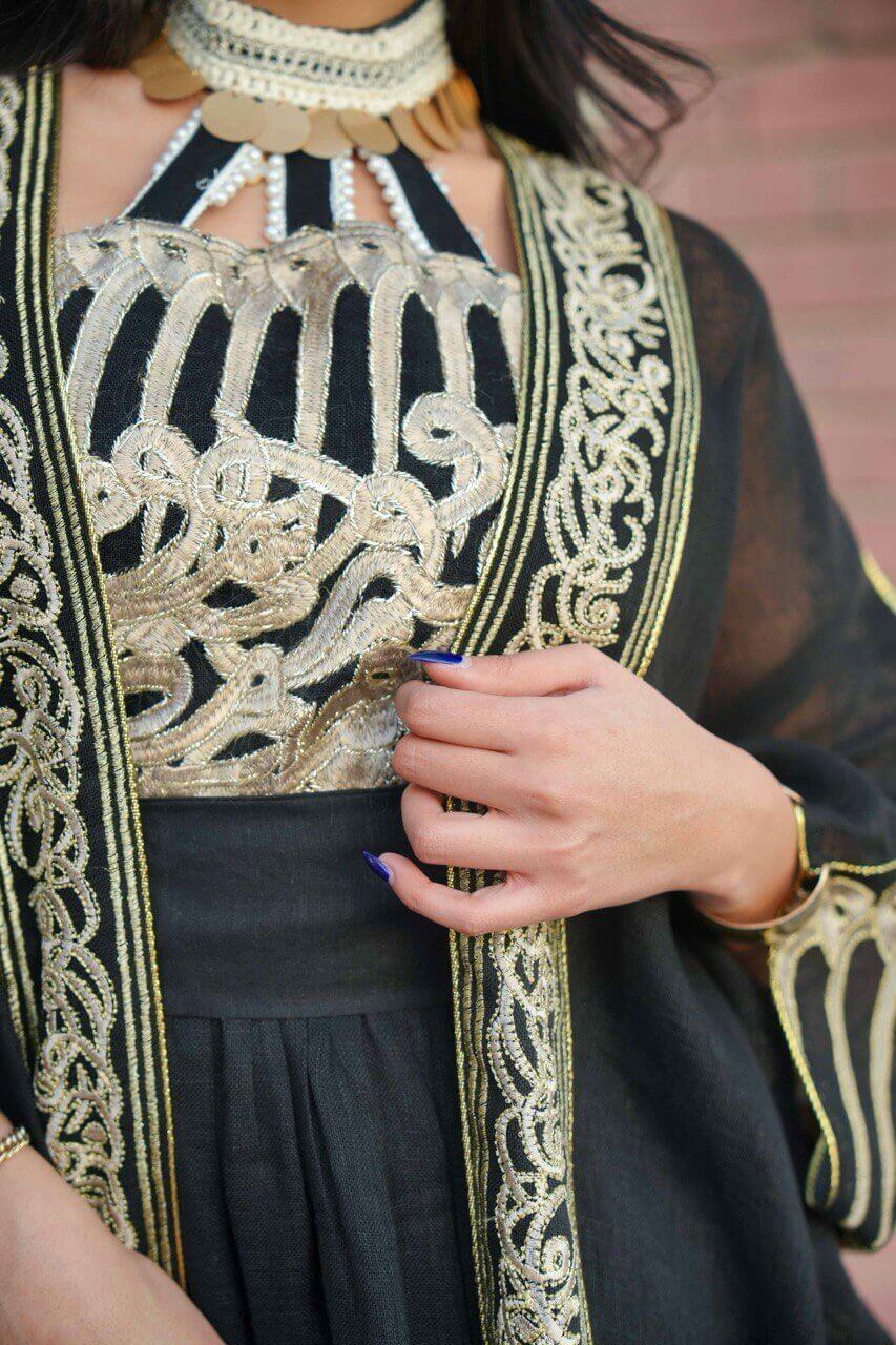 عباية بشت سوداء مع فستان أسود من الخيش مطرز بحروف