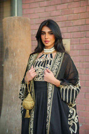 عباية بشت سوداء مع فستان أسود من الخيش مطرز بحروف