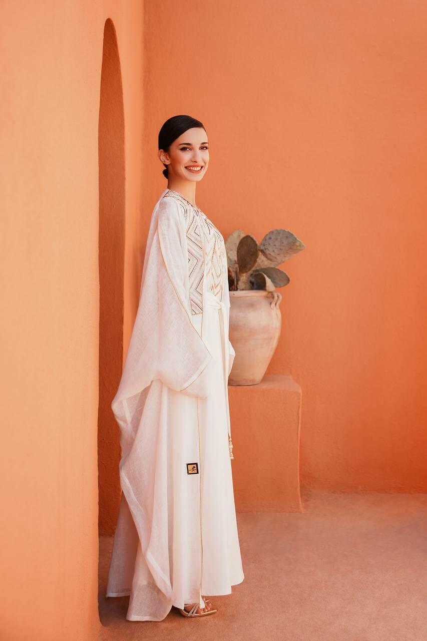 White burlap bisht abaya with linen dress color with a handmade sash