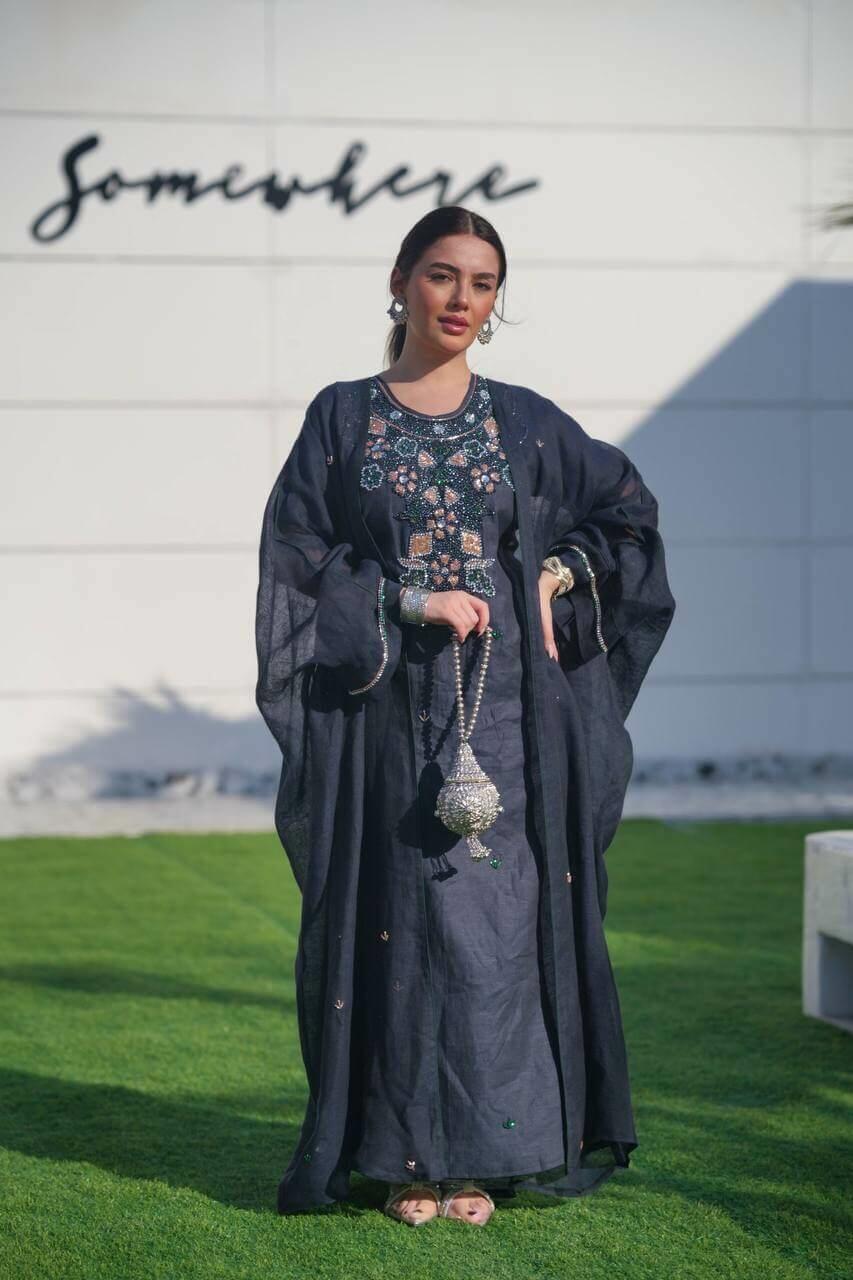 فستان كحلي من الكتان وبشت من الخيش