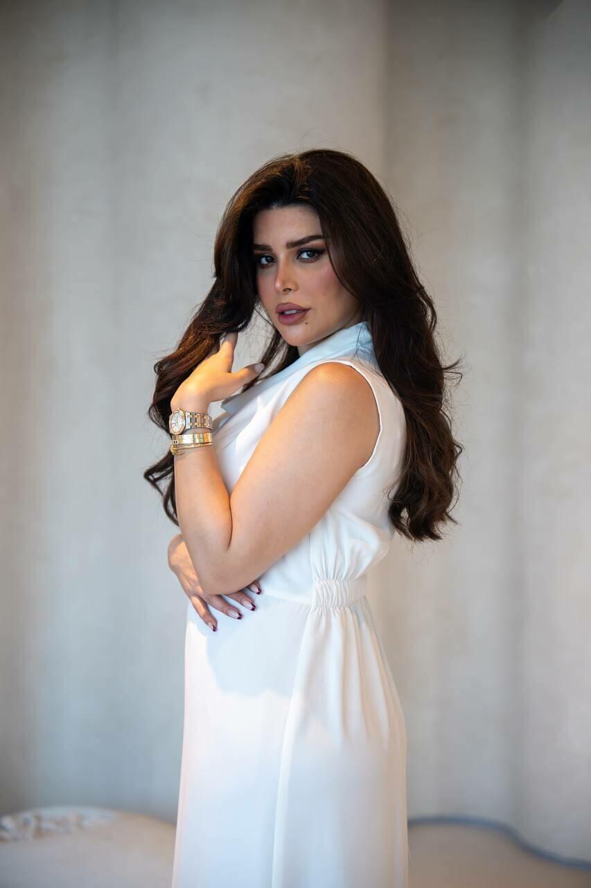 فستان من الكتان الأبيض