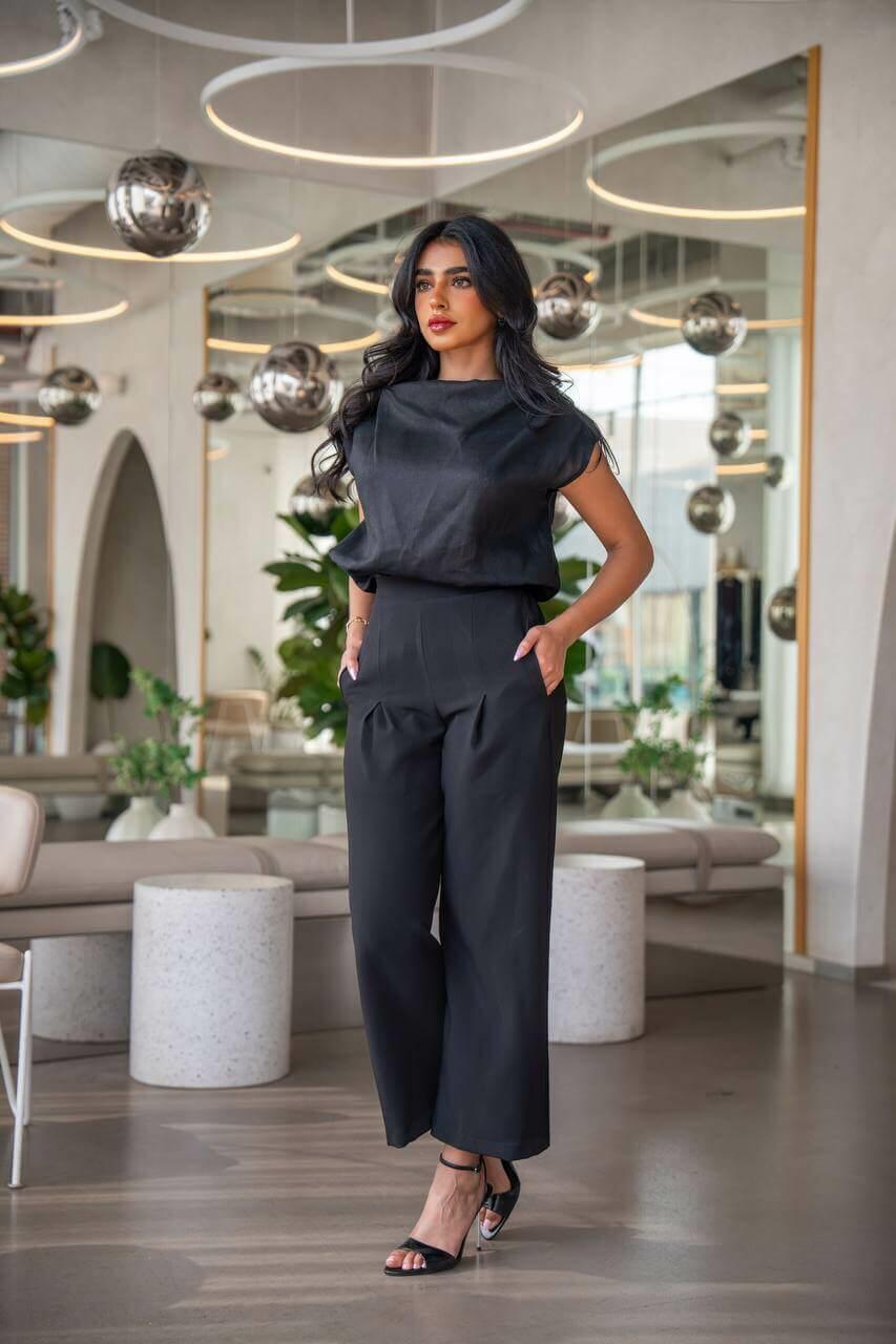 Set consisting of a linen blouse and black crepe pants