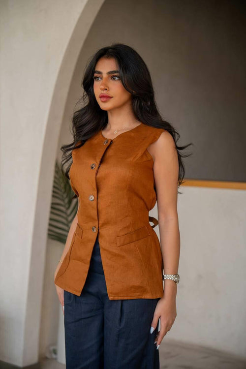A practical  set consisting of navy blue pants with a camel-colored vest made of  linen.