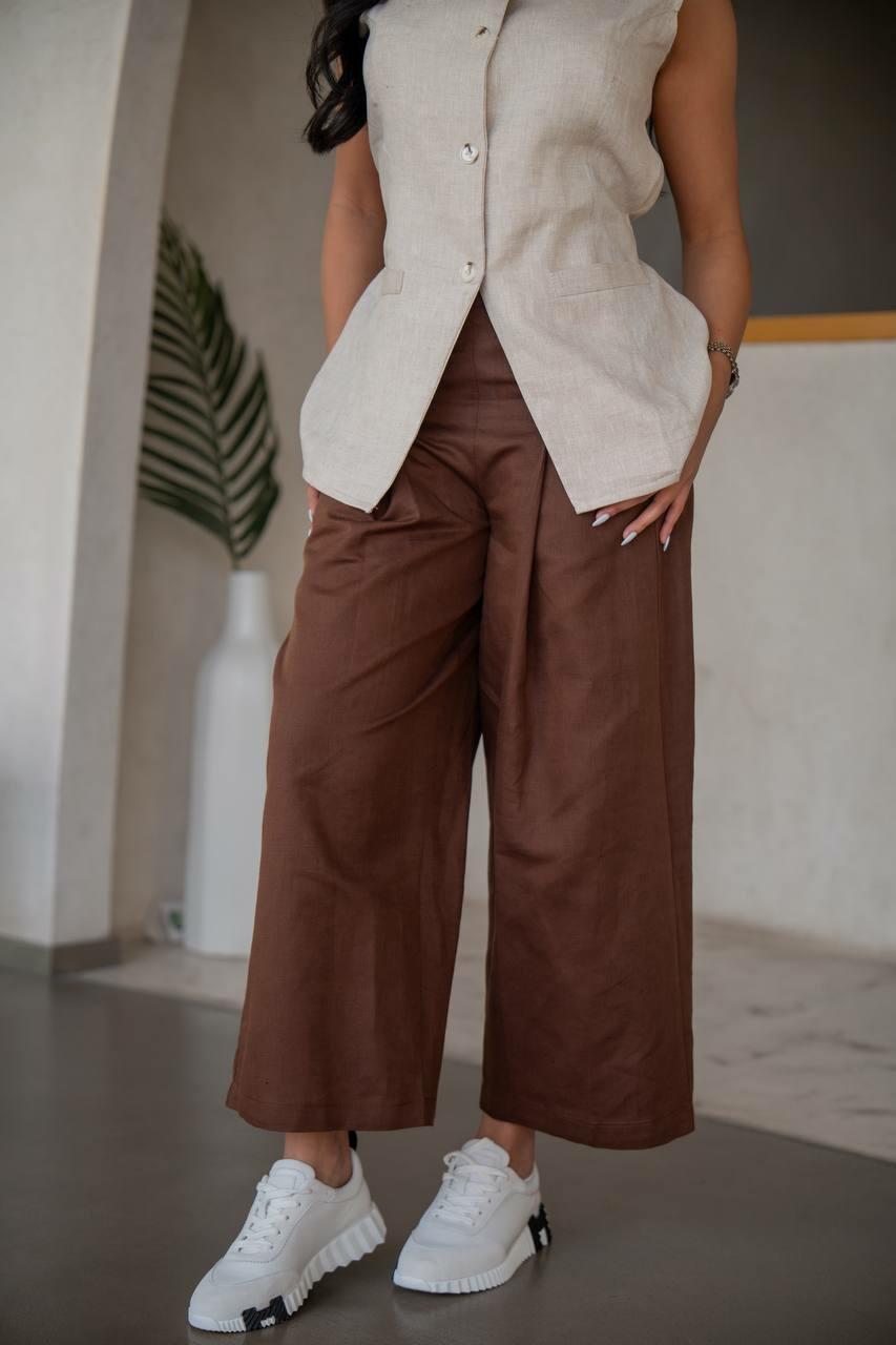 a practical set consisting of brown pants with a beige vest made of linen