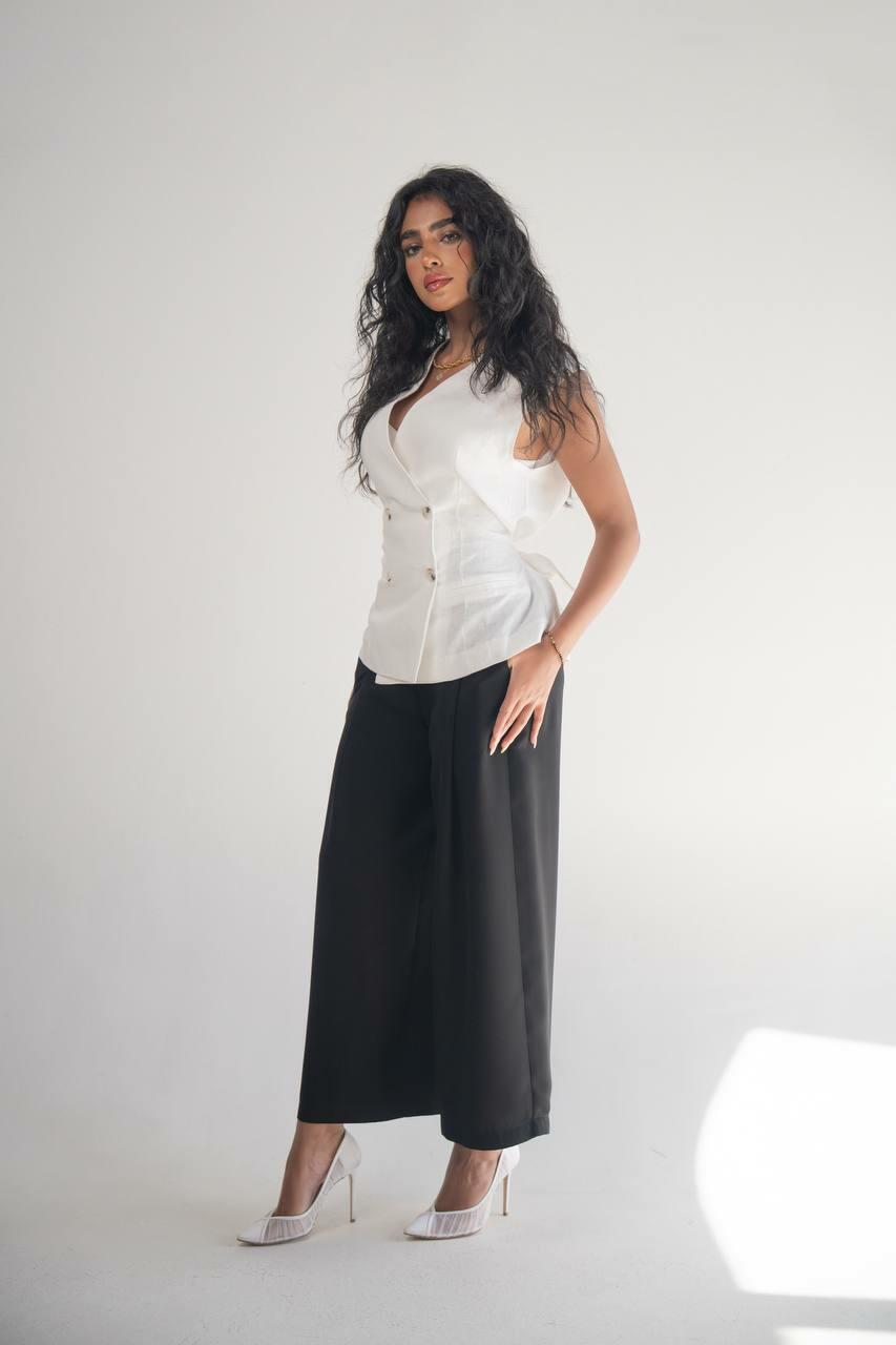 A set consisting of a white linen vest with black crepe pants
