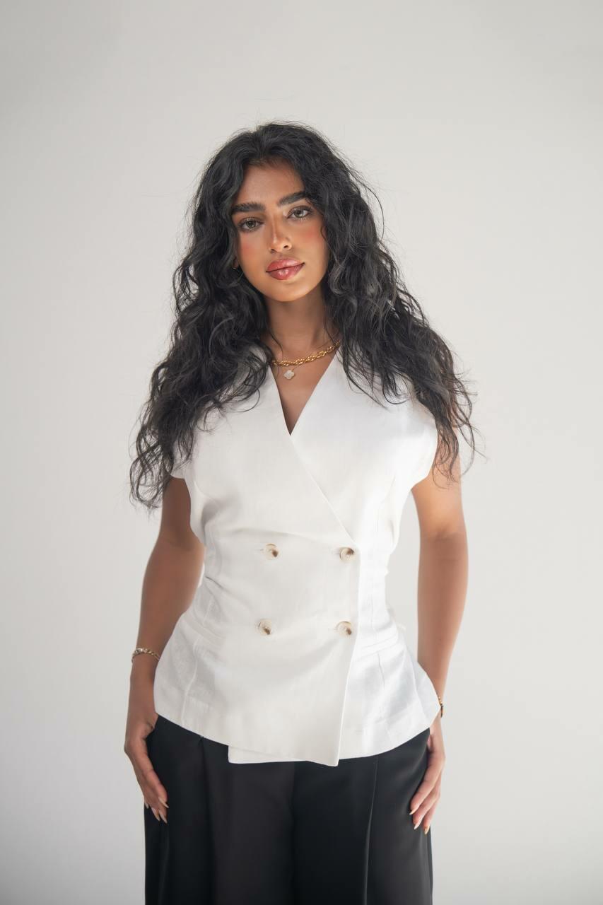 A set consisting of a white linen vest with black crepe pants