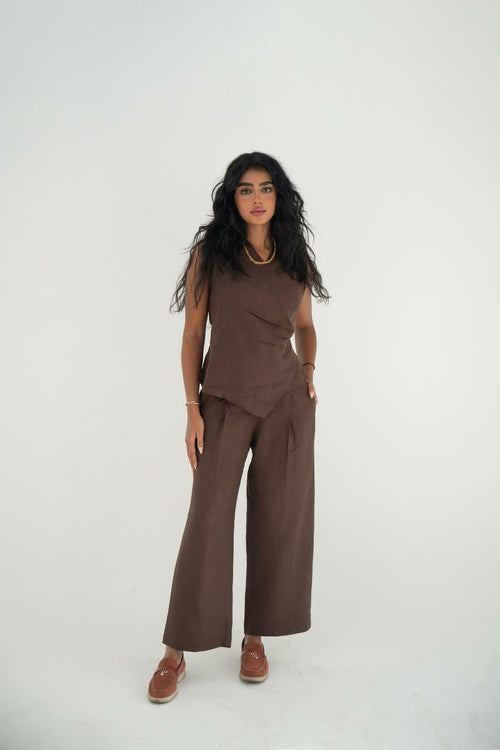 A practical set consisting of a blouse and pants made of natural linen, in brown