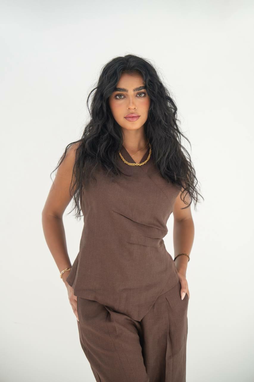 A practical set consisting of a blouse and pants made of natural linen, in brown