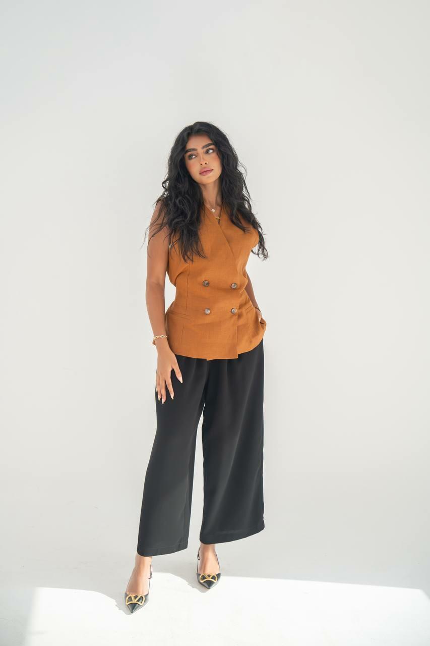 A practical set consisting of a camel-colored linen vest with black crepe pants