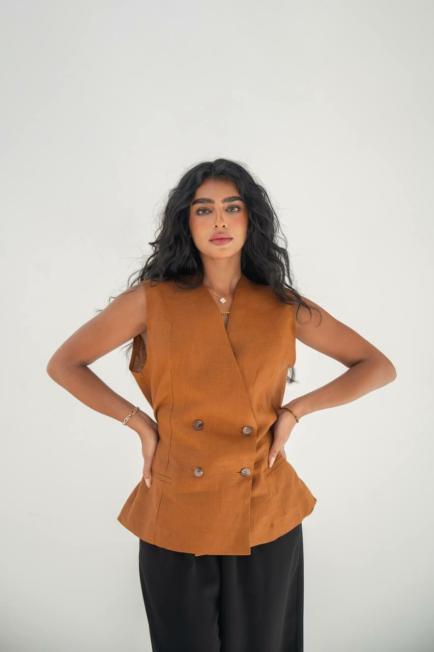 A practical set consisting of a camel-colored linen vest with black crepe pants