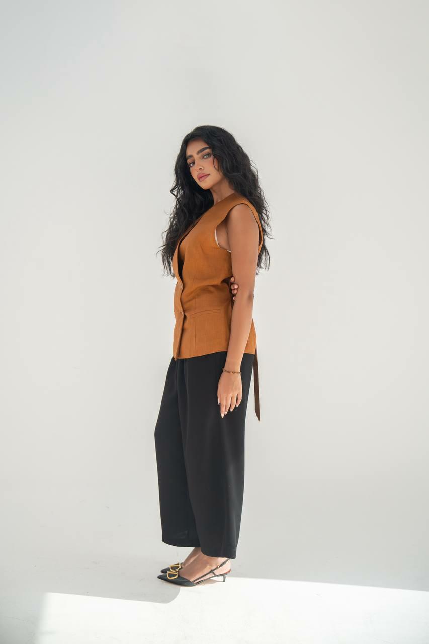 A practical set consisting of a camel-colored linen vest with black crepe pants