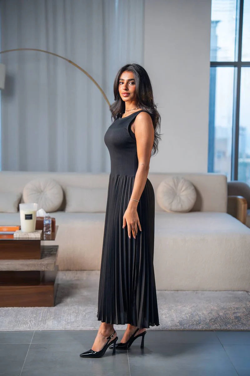 Black pleated crepe stretch dress.C:133