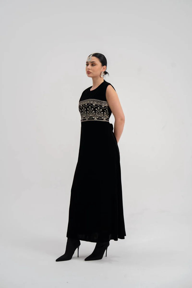 Black velvet dress with embroidery. C:225