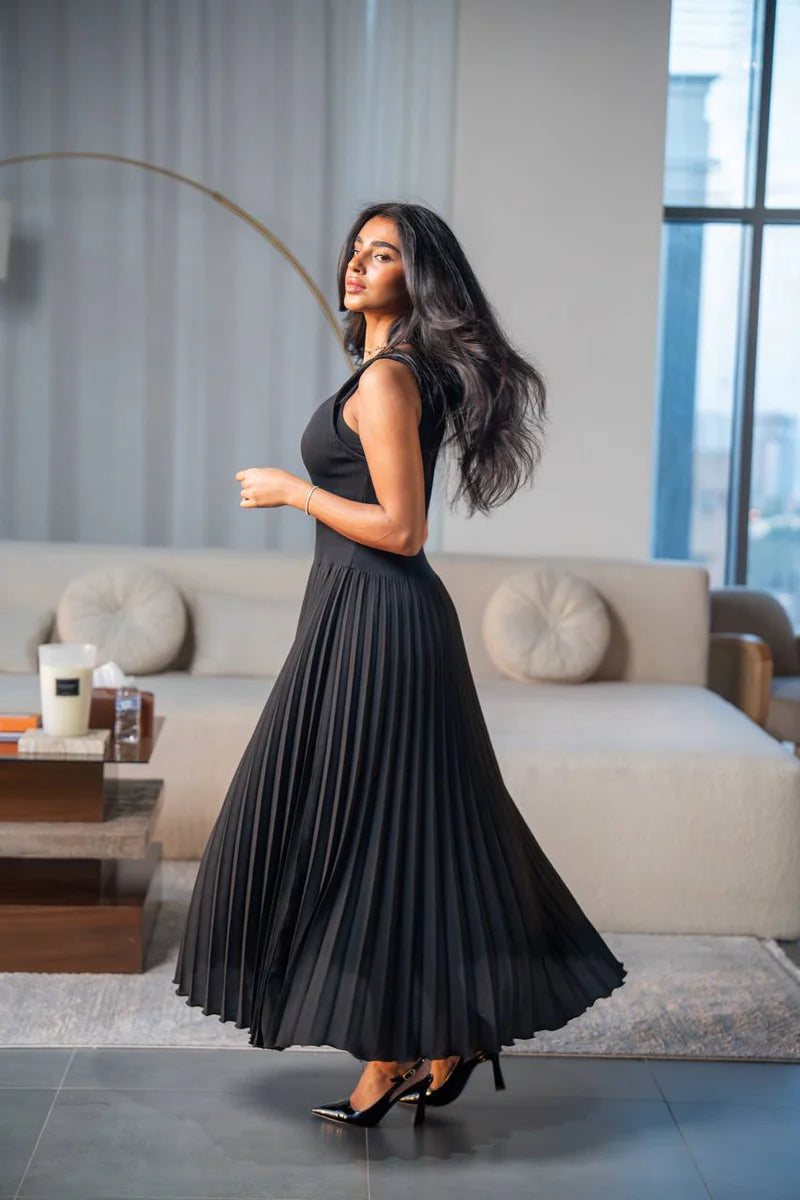 Black pleated crepe stretch dress.C:133