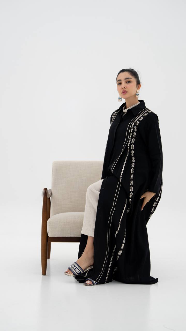 Linen abaya in black with embroidery (1923)