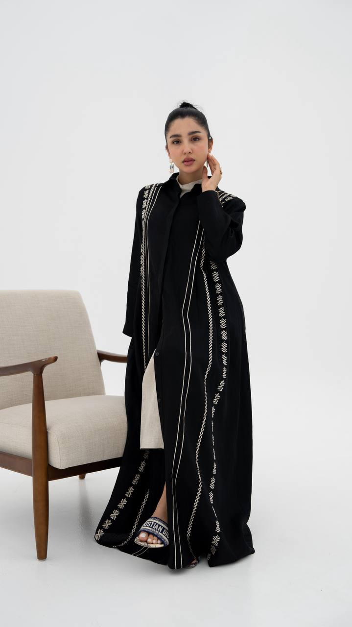 Linen abaya in black with embroidery (1923)