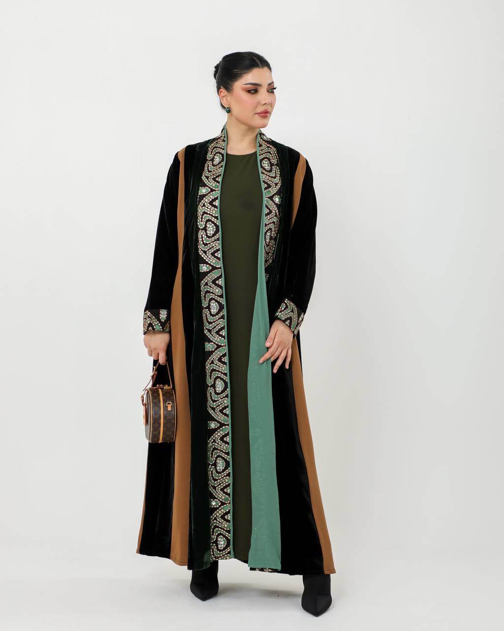 Abaya made of crepe and velvet fabric with embroider