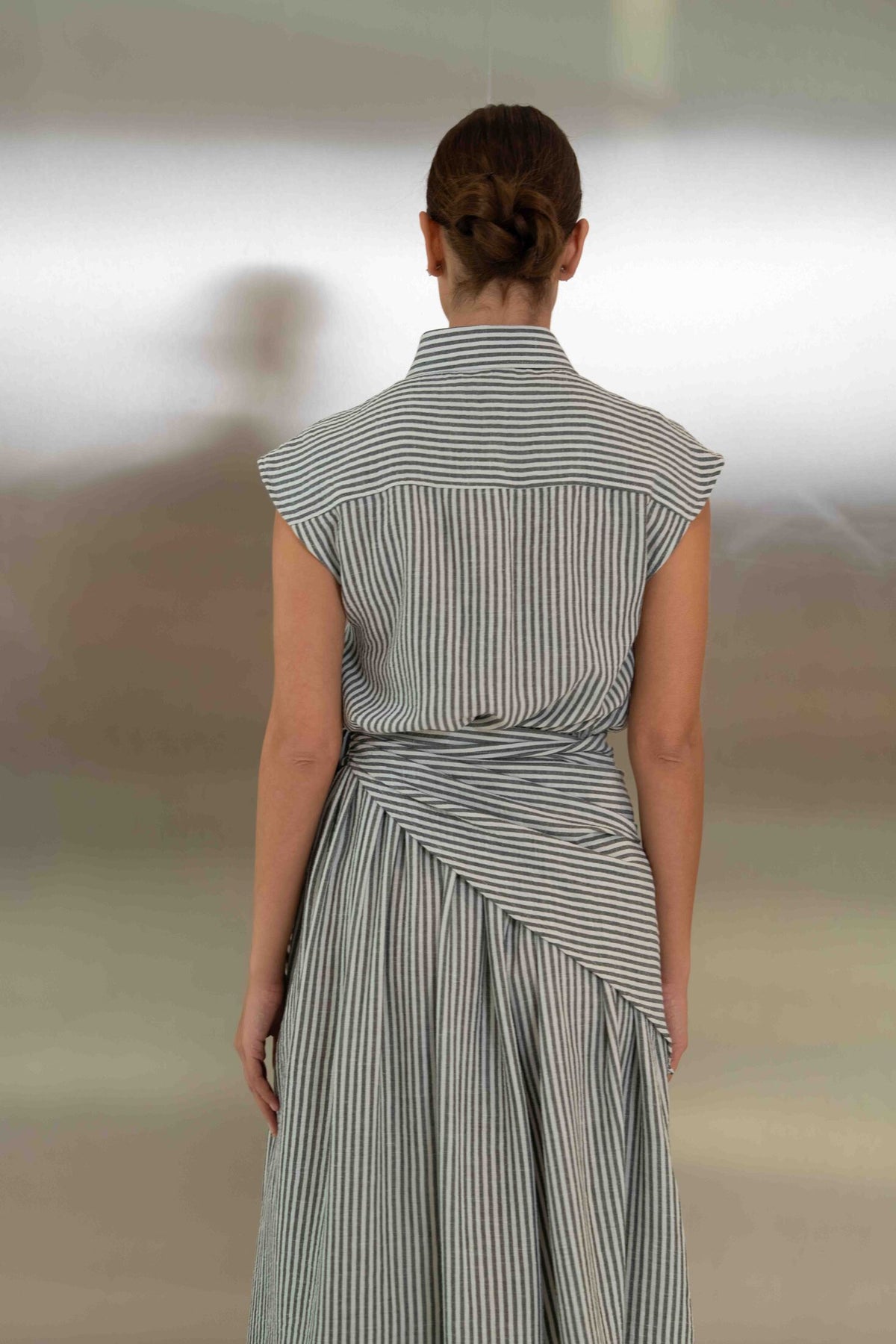 فستان رمادي مقلّم – 2062