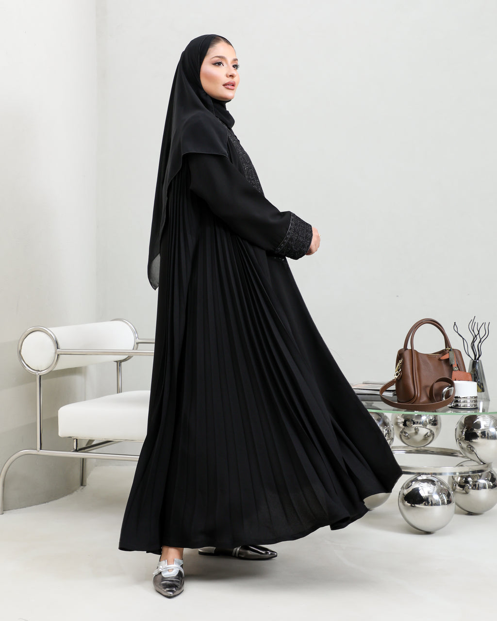 Black abaya, made of luxurious crepe fabric with embroidery