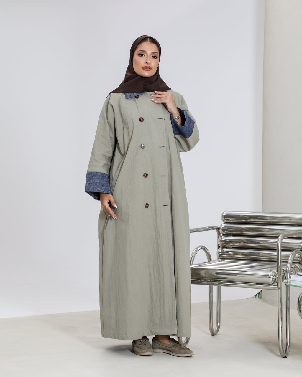 Free size trench coat, in pistachio color with denim details