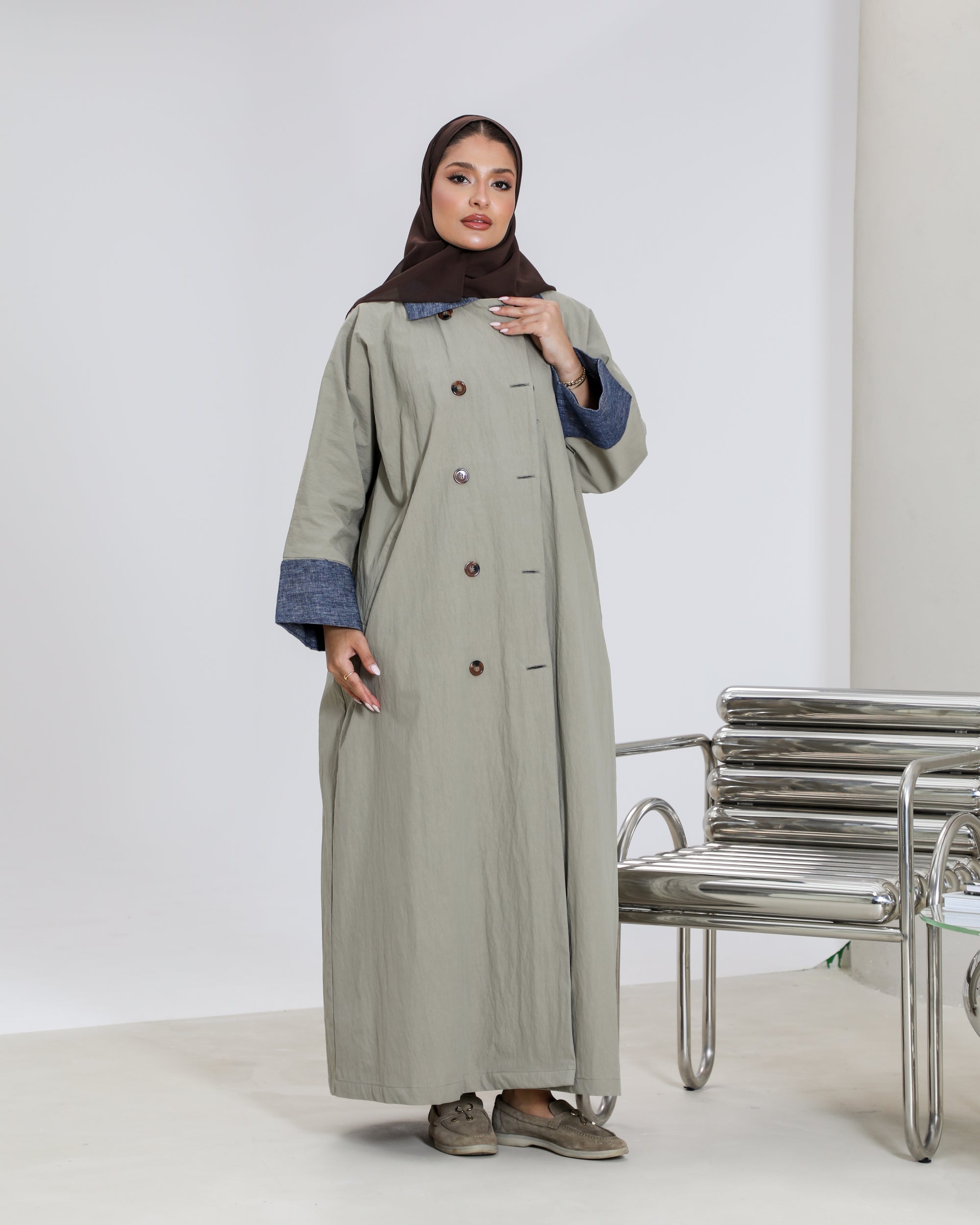 Free size trench coat, in pistachio color with denim details