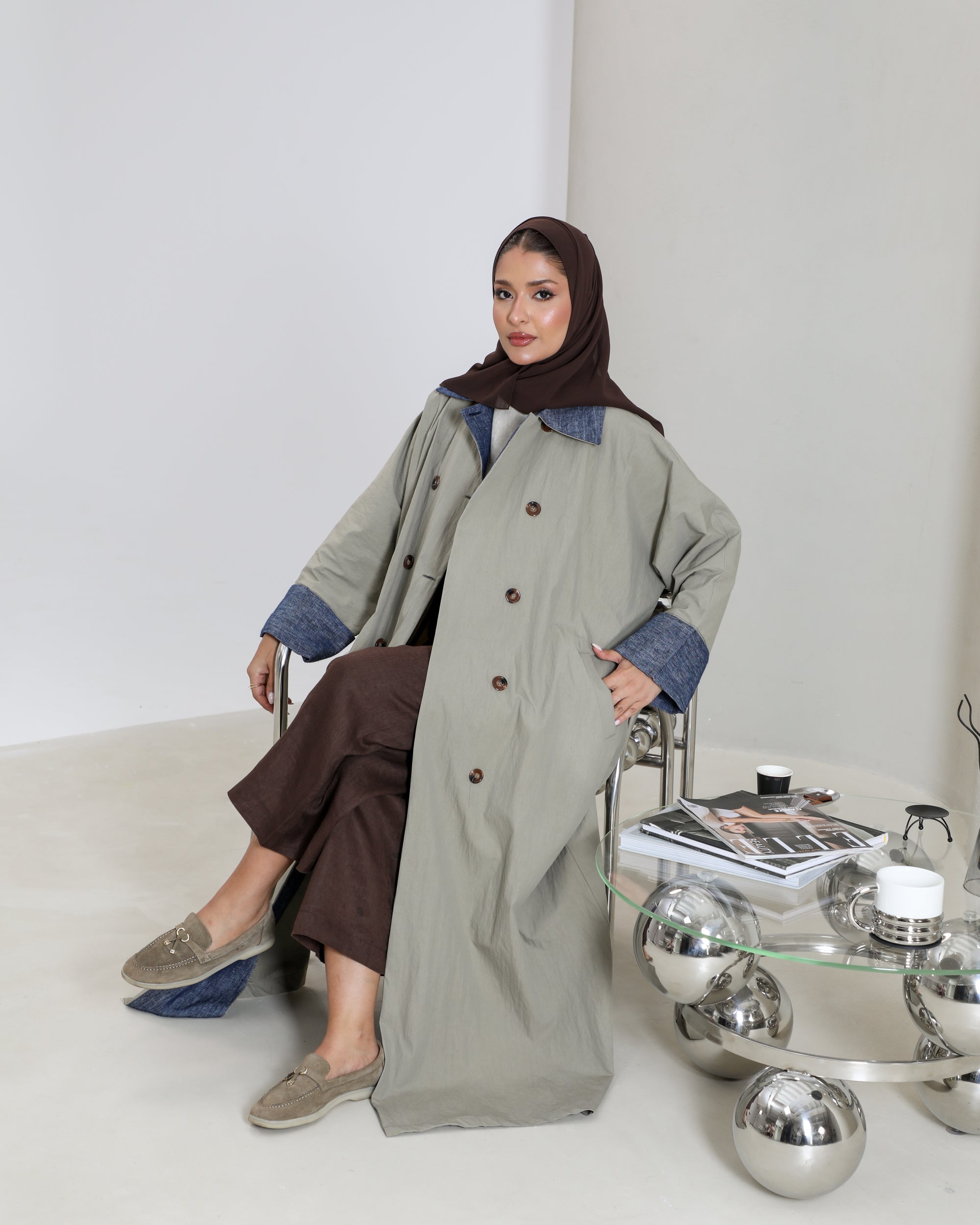 Free size trench coat, in pistachio color with denim details