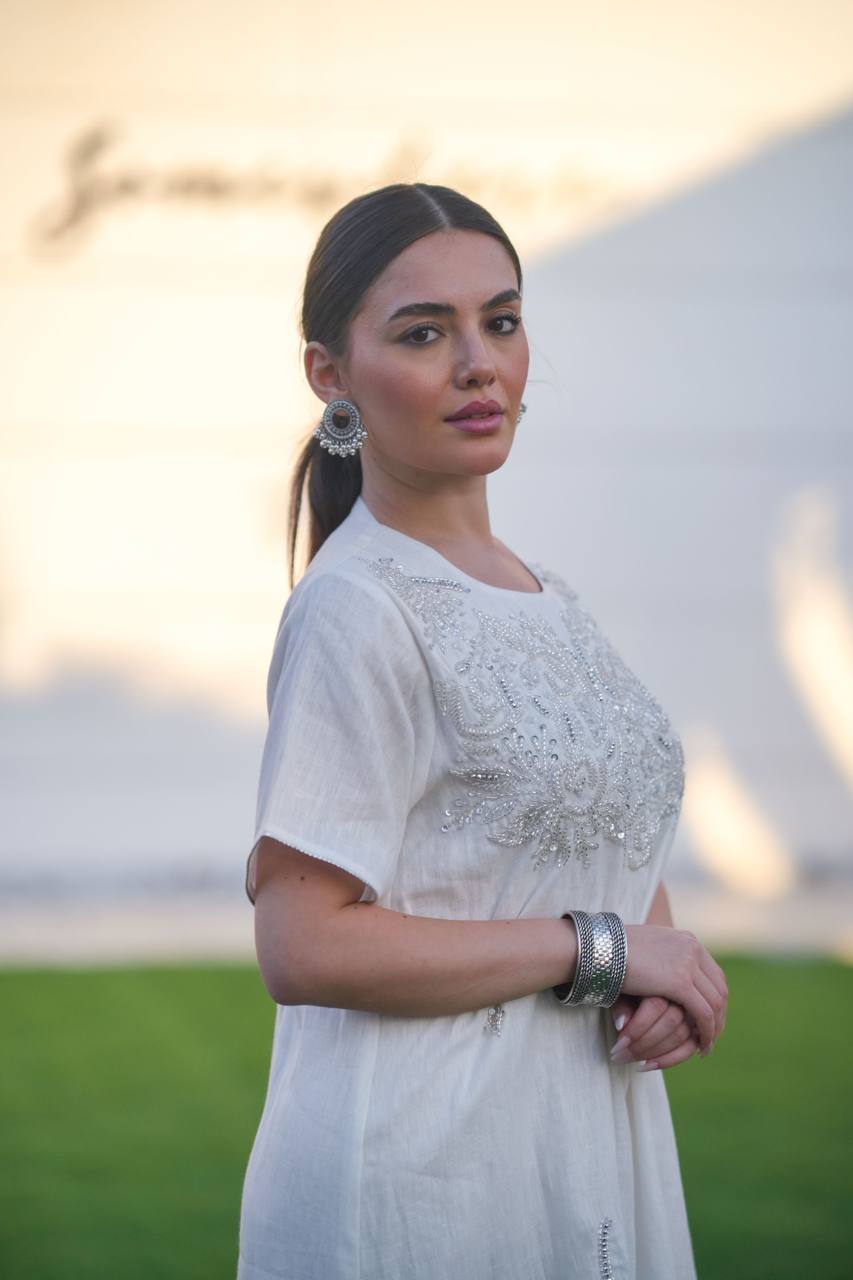 Bisht made of burlap and linen dress, in white with hand embroidery C:6616