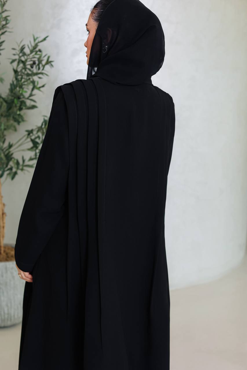 عباية سوداء من الكريب مع ثنيات على الجانبين C:6663