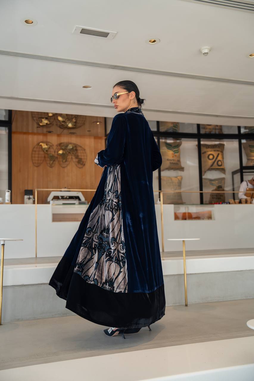 عباية مخملية سادة مزينة بنقوش مخملية، باللون الأزرق الداكن. C:6697 أزرق