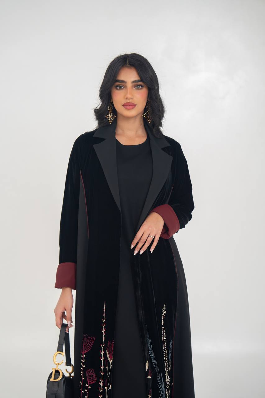 عباية بليزر مخملية سوداء مطرزة. C:6712
