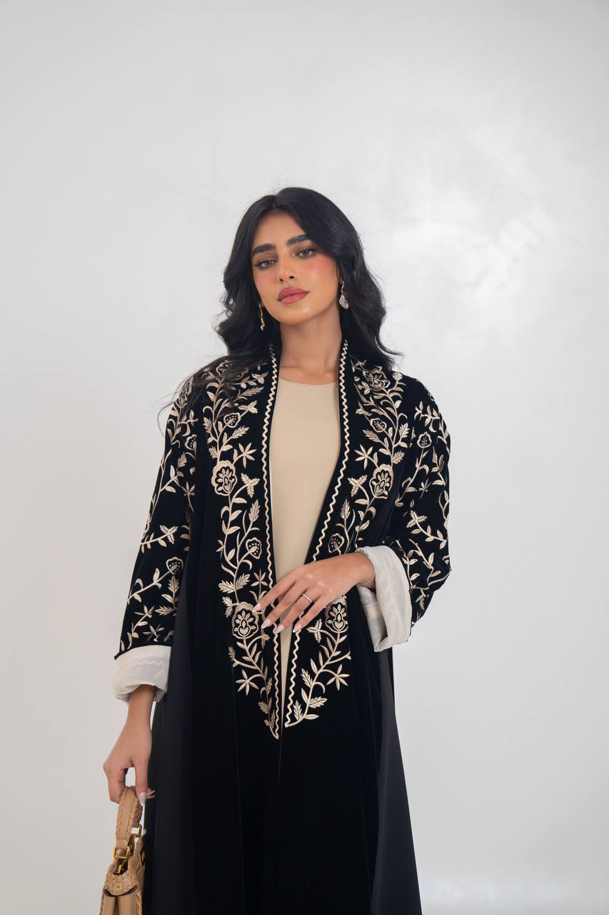 عباية مخملية سوداء مطرزة. C:6710