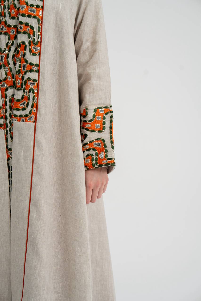 عباية من الكتان بلون بيج فاتح مطرزة. C:6743