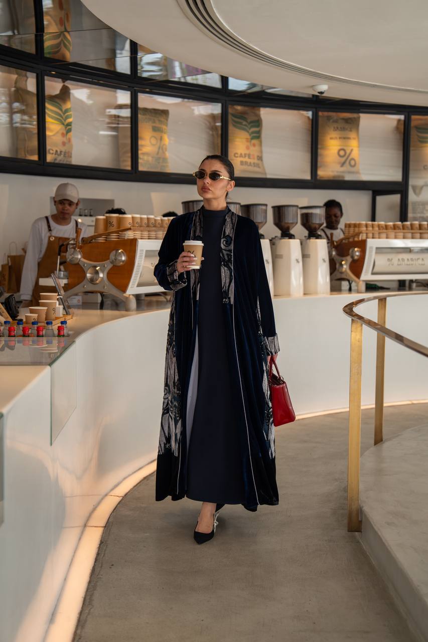 عباية مخملية سادة مزينة بنقوش مخملية، باللون الأزرق الداكن. C:6697 أزرق