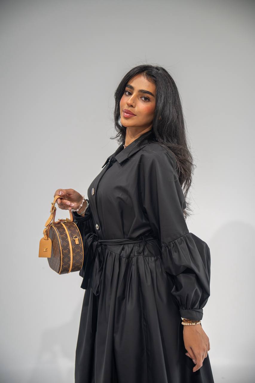 Elegant free size trench coat, in black. C:6685 Black