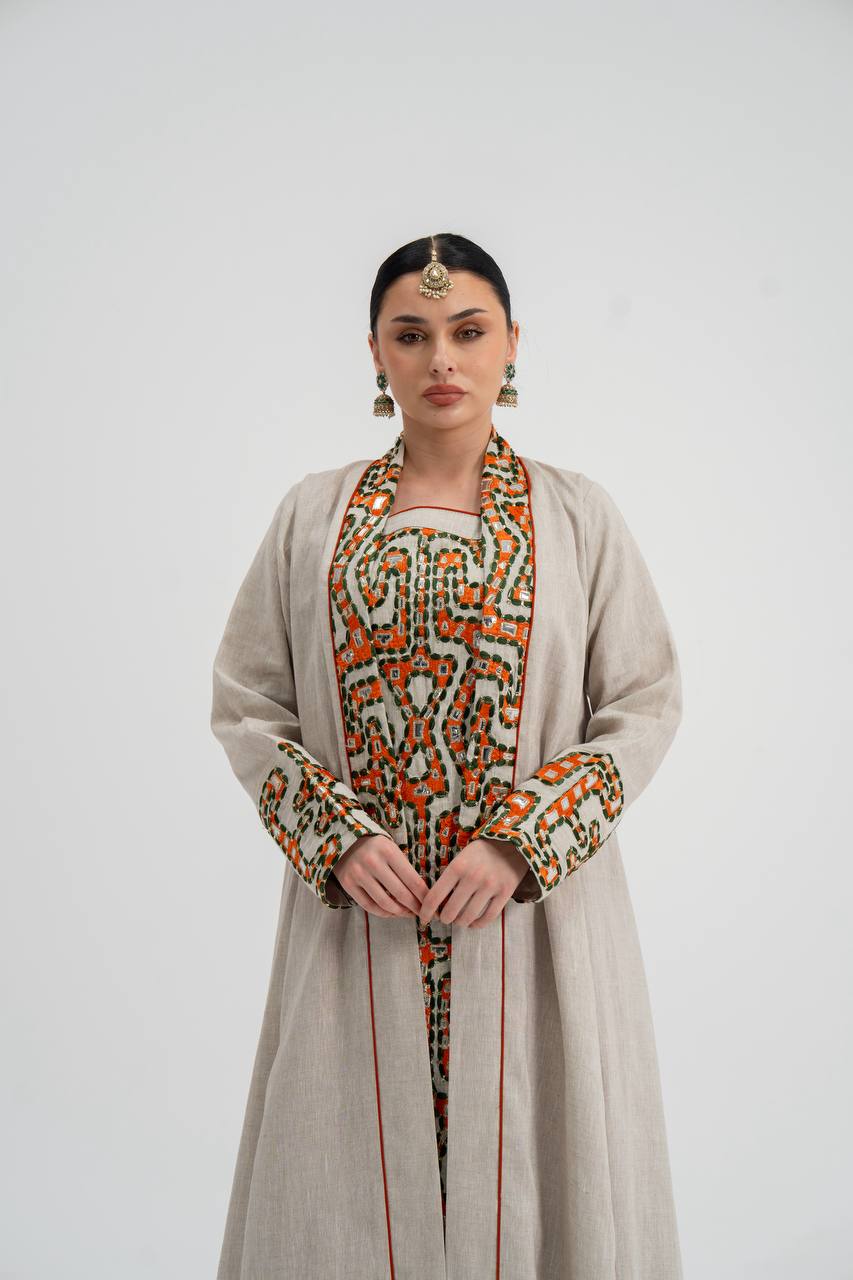 عباية من الكتان بلون بيج فاتح مطرزة. C:6743