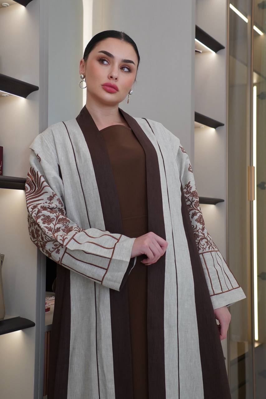 عباية من الكتان باللونين البيج والبني مع تطريز. C:6752