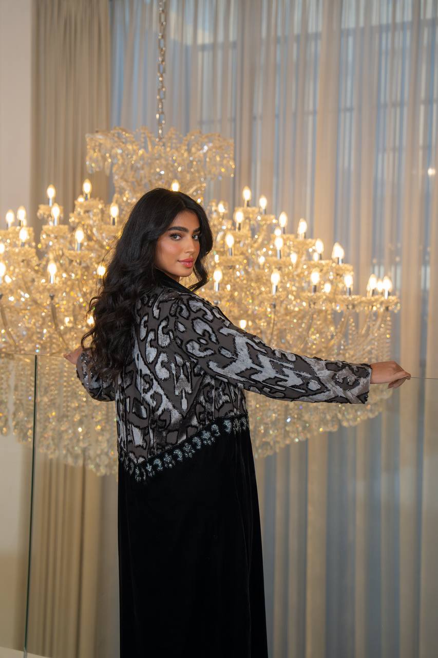 عباية بليزر مخملي أسود. C:6703