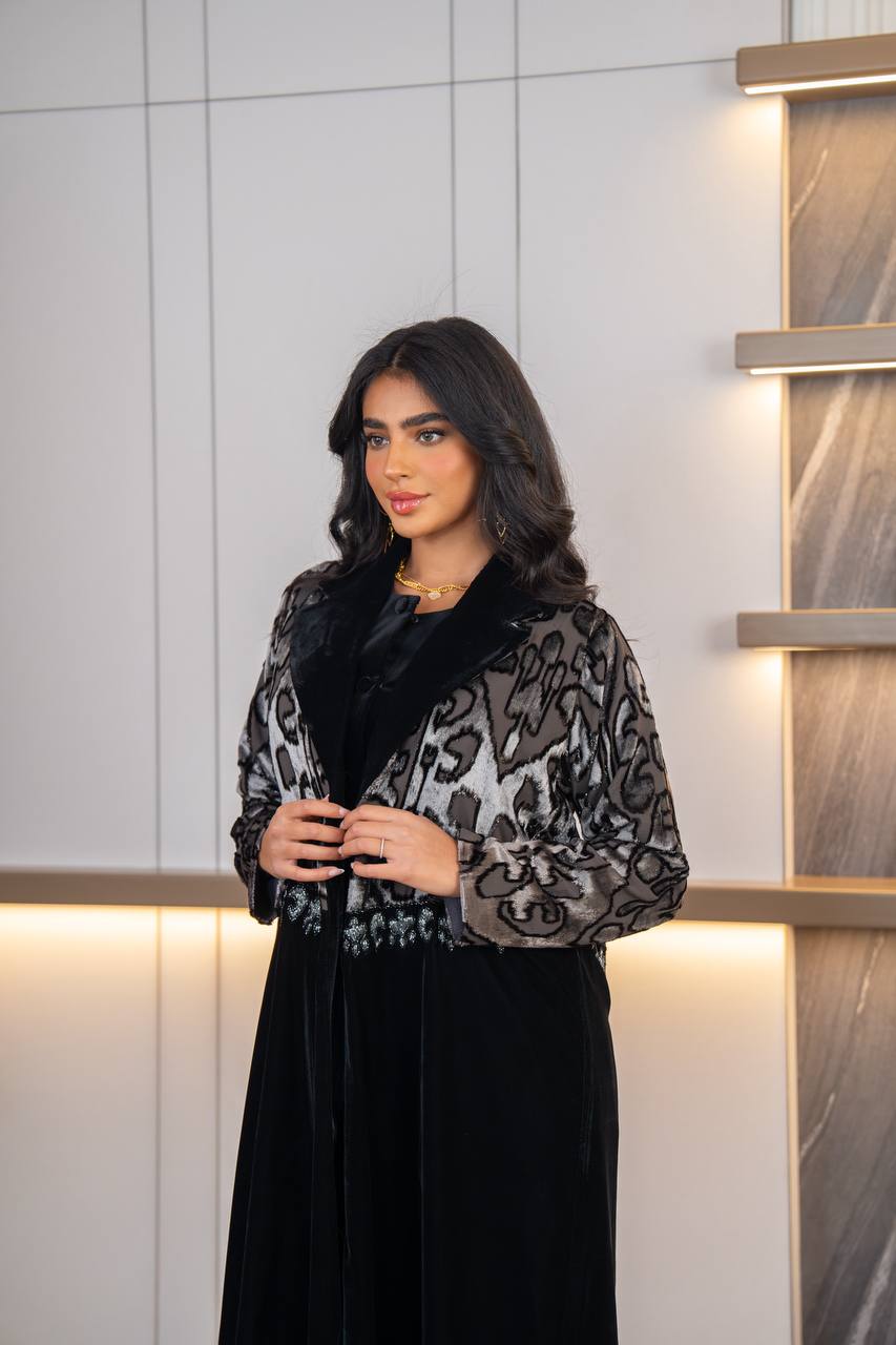 عباية بليزر مخملي أسود. C:6703