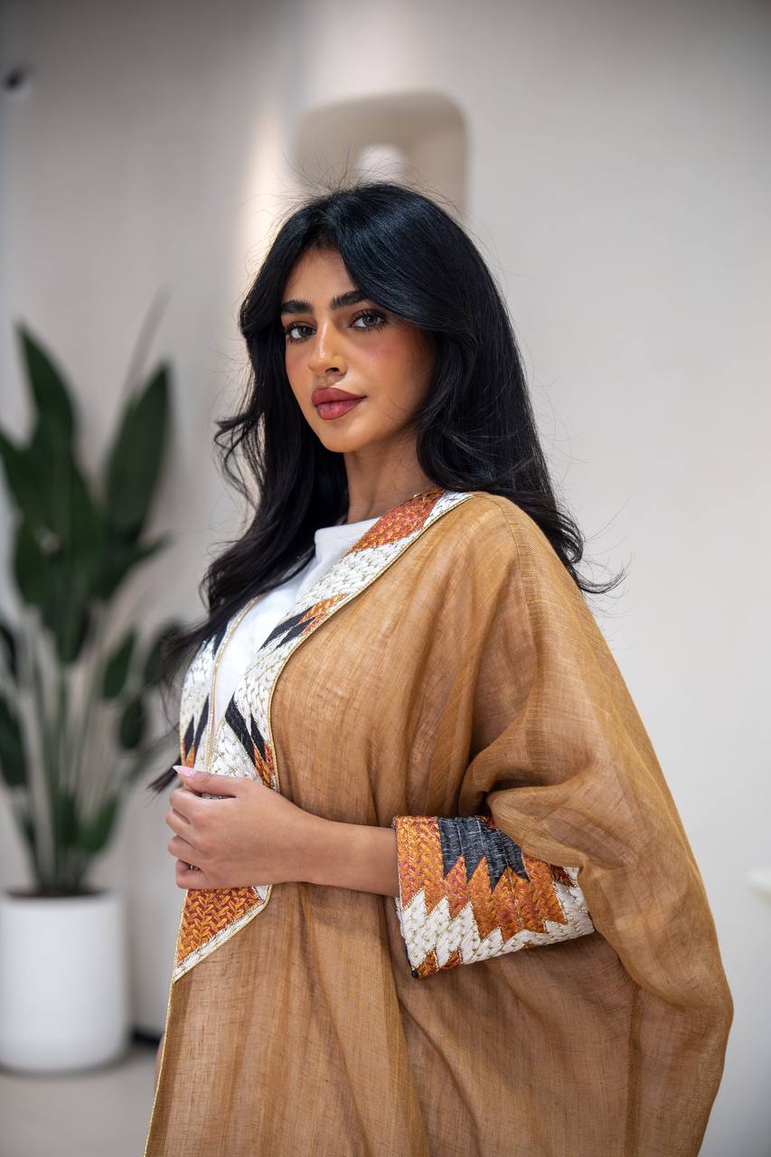عباية بشت من الخيش بلون الجمل مع تطريز C:6621 (مقاس حر)