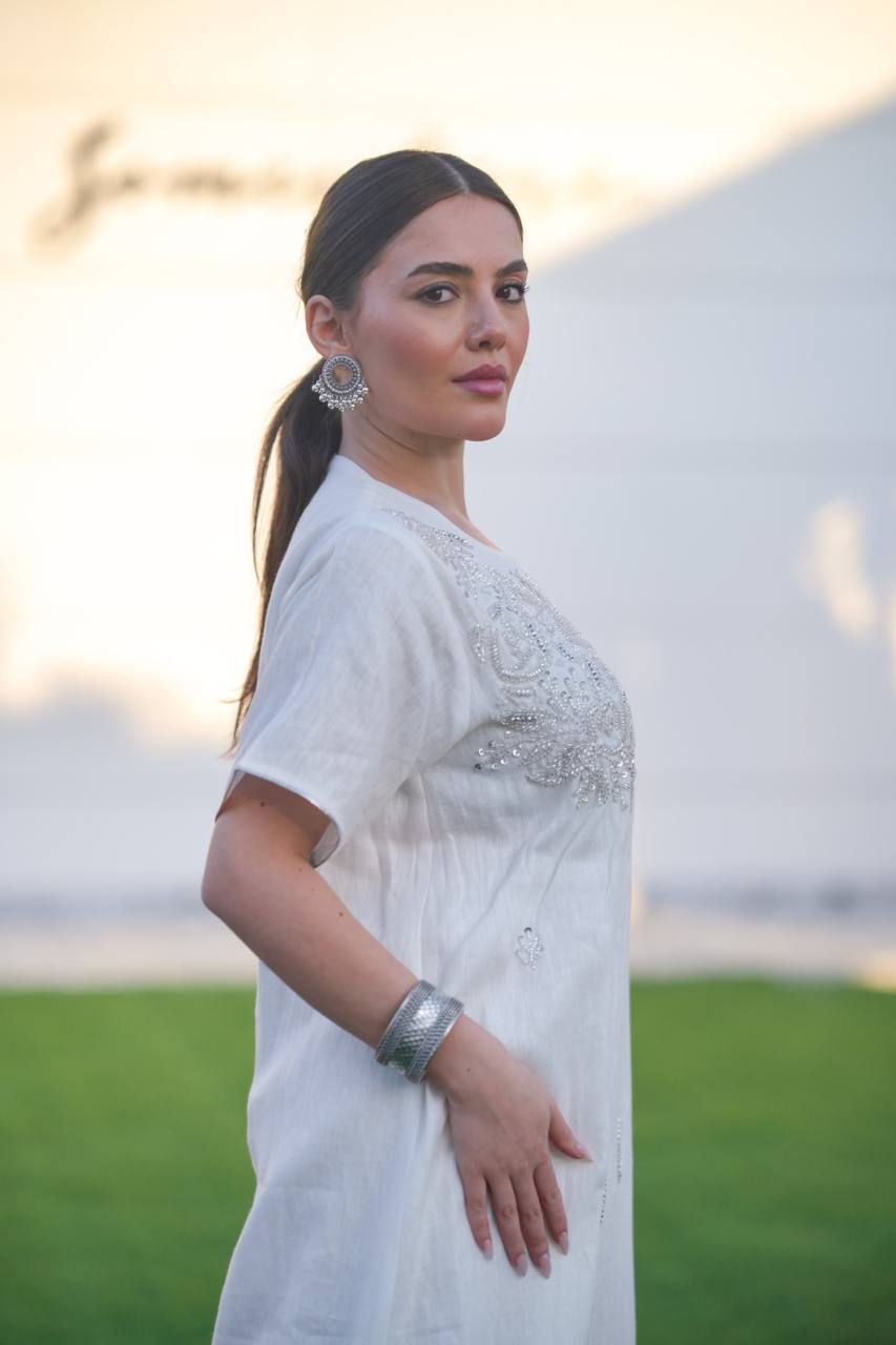 Bisht made of burlap and linen dress, in white with hand embroidery C:6616