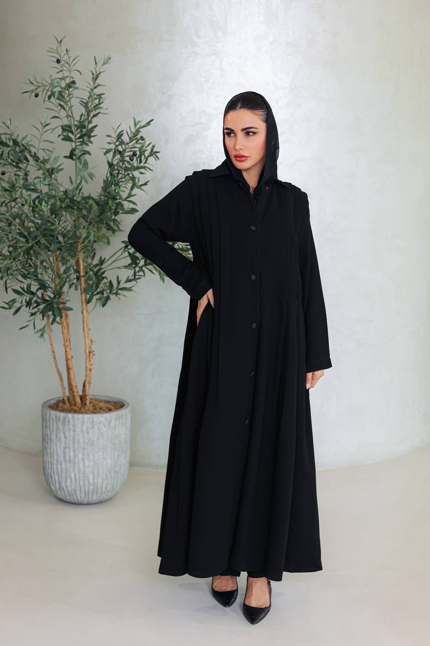 عباية سوداء من الكريب مع ثنيات على الجانبين C:6663