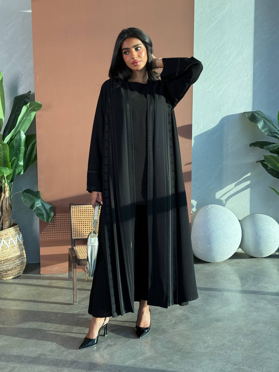 Crepe abaya set with a blouse and pants, in black.C:6671 Set