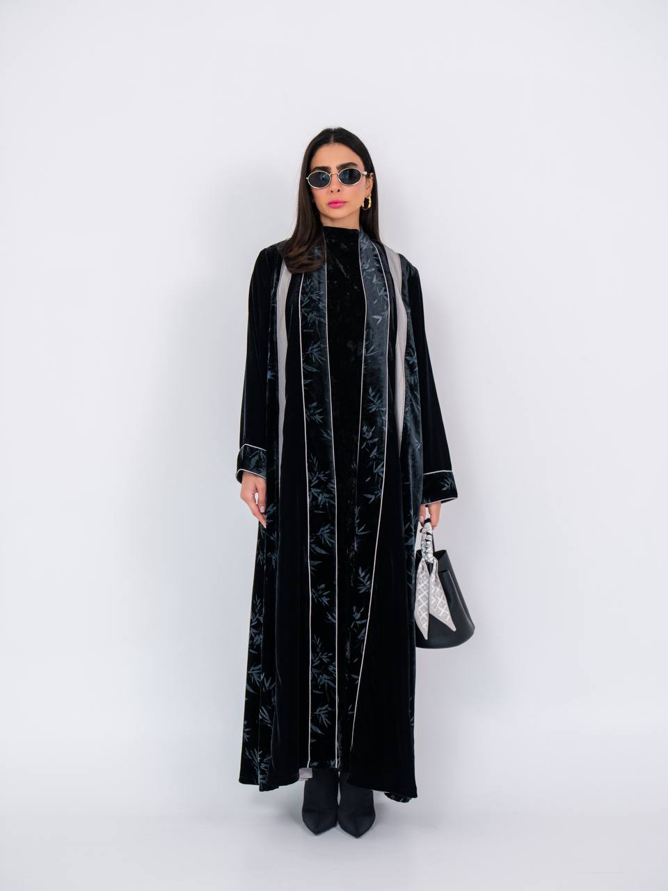 Velvet abaya with crepe, in black. C:6740