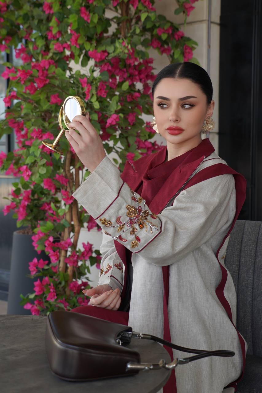 عباية بليزر من الكتان البيج بتفاصيل مطرزة يدويًا. C:6755