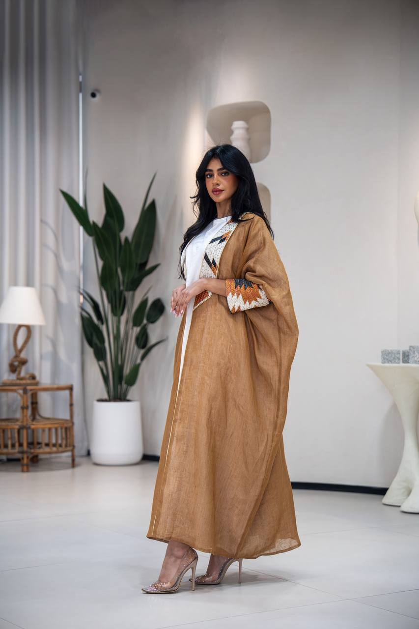 عباية بشت من الخيش بلون الجمل مع تطريز C:6621 (مقاس حر)