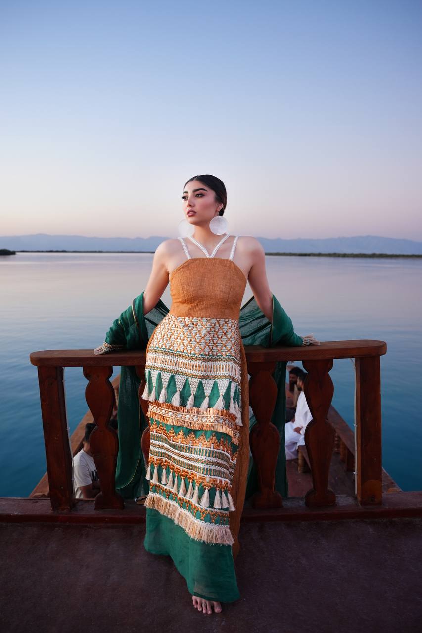 Bisht with a dress made of green burlap fabric C:6611