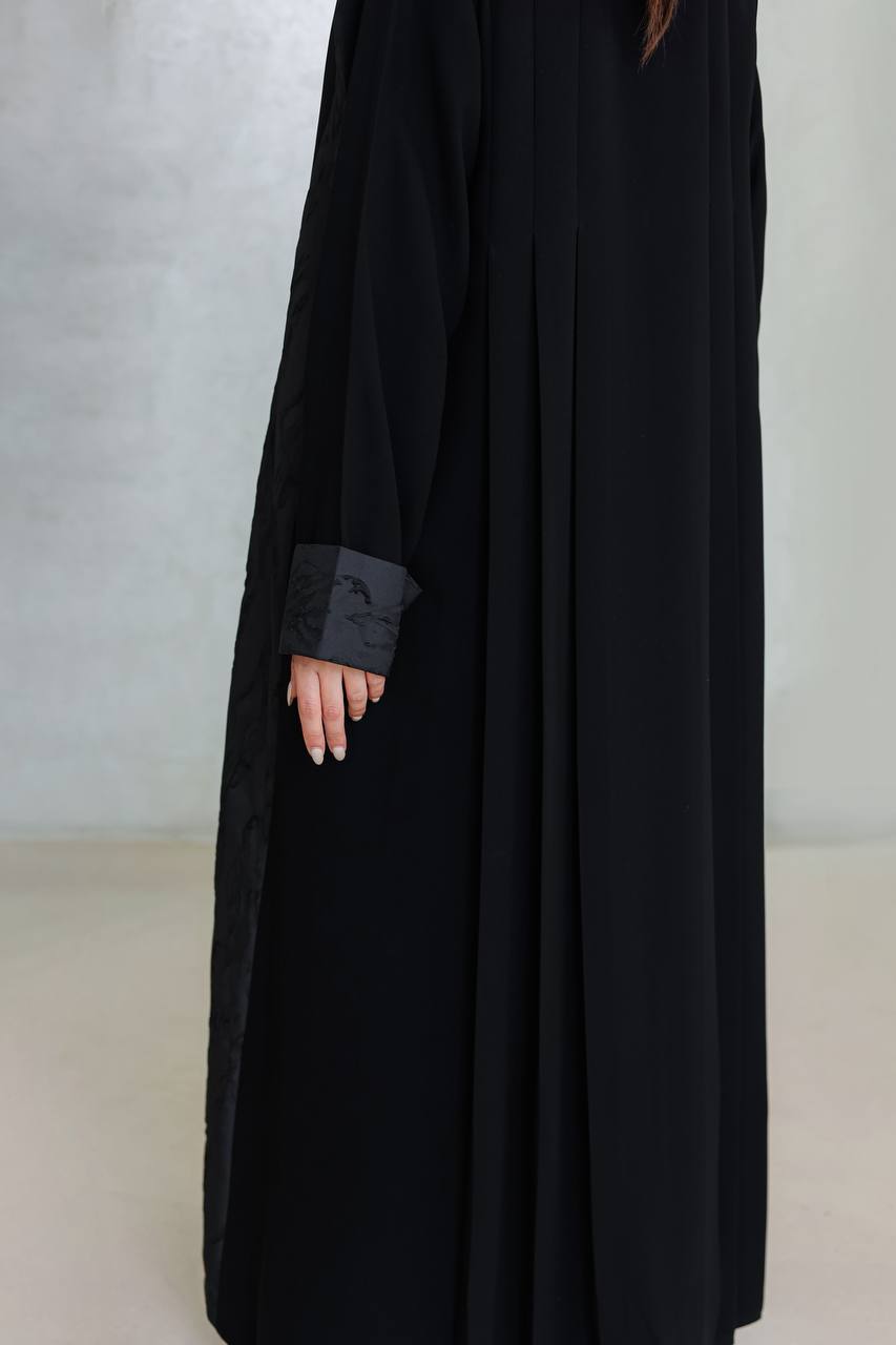 عباية سوداء من الكريب مع نقش الجاكار. C:6670